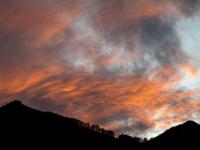 Letztes farbig glühendes Wolkenspiel über dem Bergkamm